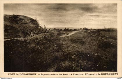 CPA Fort de Douaumont Superstructure du fort a l'horizon l'ossuaire de Douaumont