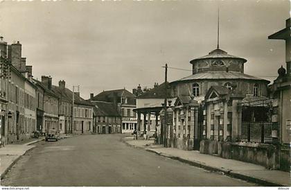 10 - Ervy le Chatel - La Halle - CPSM format CPA - Automobiles - CPA - Voir Scans Recto-Verso