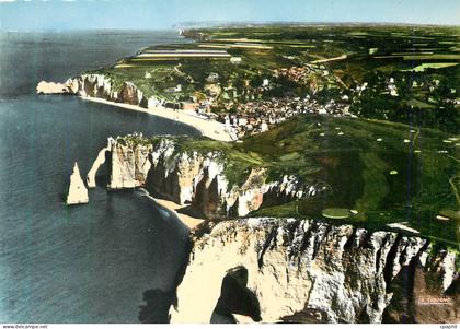 CPM En Avion sur Etretat (Seine Maritime)