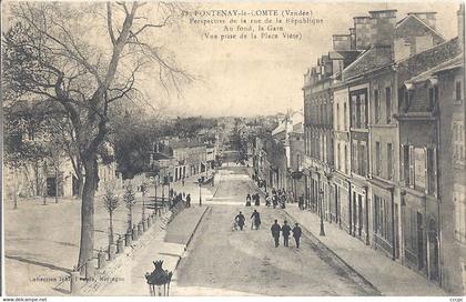 CPA Fontenay-le-Comte Perspective de la rue de la République