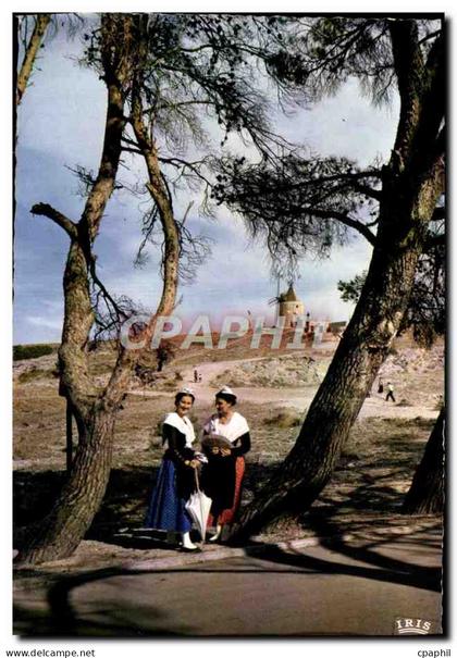 CPM Fontvieille Le Moulin de Daudet Arlesiennes Femmes Folklore Arles
