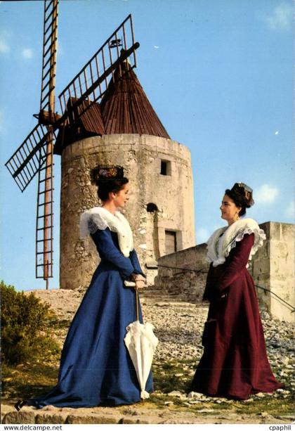 CPSM En Provence Fontvieille Arlesiennes Au Moulin d'Alphonse Daudet