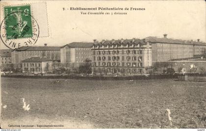 CPA Etablissement penitentiaire de Fresnes Vue d'ensemble des 3 divisions