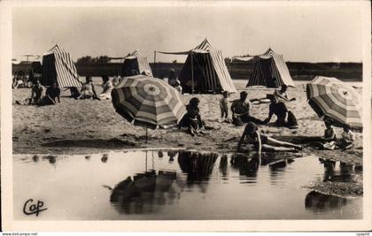 CPA Gien Un coin de la plage