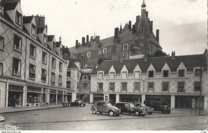 CPSM Gien La Place voitures anciennes
