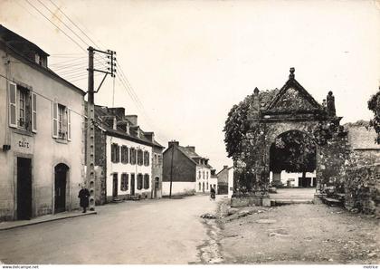 GOUEZEC - le porche et le bourg.