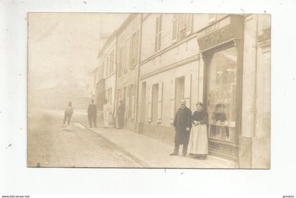 GOUVIEUX (OISE) CARTE PHOTO DE L'HORLOGER BIJOUTIER A . COLET (ANIMATION DEVANT) 1911