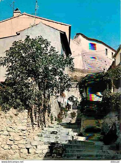 Carte Postale - 04 - Gréoux les Bains - Une vieille rue pittoresque au fond, le Château - Flamme Postale de Gréoux les B