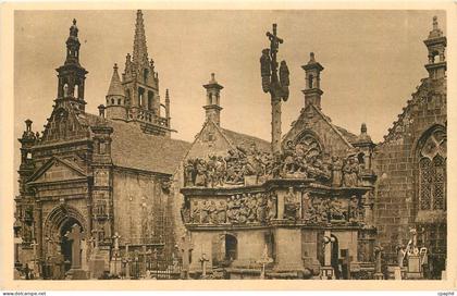 CPA Guimiliau Finistere Le Calvaire et l'Eglise