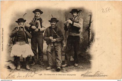 CPA GUINGAMP - Un Concours de Binious a GUINGAMP - Folklore (630370)