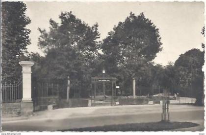 CPSM Guingamp Le Jardin Public