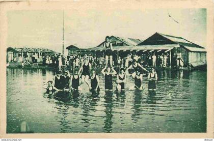 33 - Gujan-Mestras - La Barbotière - Un groupe de Baigneurs - Animée - Femme en maillot de bain - CPA - Voir Scans Recto