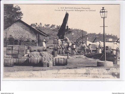 GUYANE : ile royale corvée de transportés déchargeant un chaland, bagne - très bon état