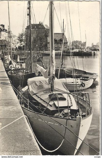CPM Honfleur Un Yacht au Quai Au fond la Lieutenance