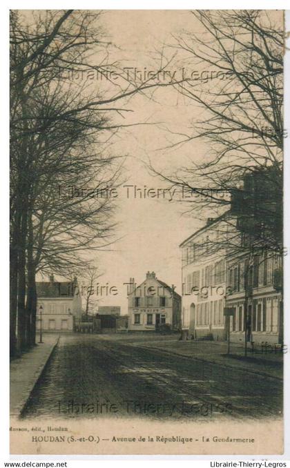 CPA Houdan Avenue de la République,  la Gendarmerie