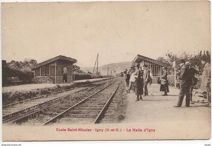 91 - IGNY - Ecole Saint-Nicolas - Train arrivant à La Halte d'Igny