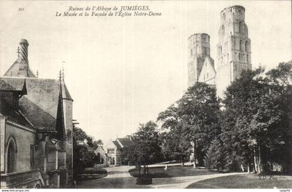 Jumieges CPA Ruines de l'abbaye de Jumieges Le musee et la facade de l'eglise Notre Dame