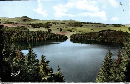 CPA Les Belles Provinces Francaises l'Auvergne Environs de Besse le Lac Pavin