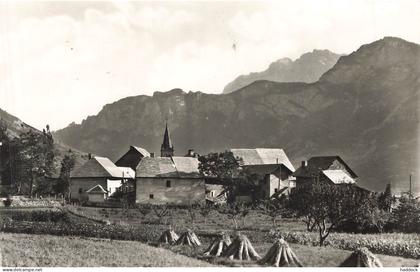 L'ARGENTIERE LA BESSE : QUARTIER DE LA BESSEE DU MILIEU ALT. 1060 M - AU FOND A DROITE "LA LAUZIERE" 2397 M.