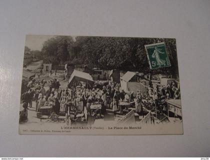 VENDEE-L'HERMENAULT-LA PLACE DU MARCHE-ANIMEE
