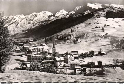 CPA La Clusaz Vue Generale Et Chaine Des Aravis