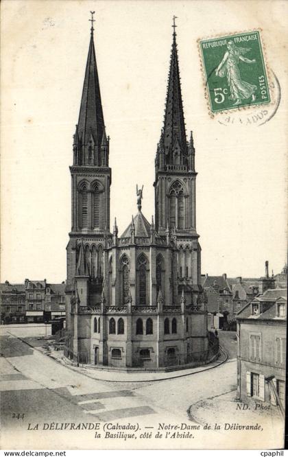 CPA La Delivrande Notre Dame de la Delivrande la Basilique cote de l'abside