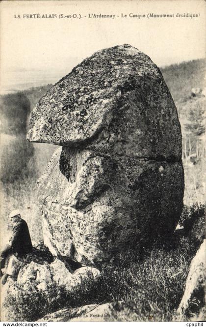 CPA La Ferte Alais L'Ardennay La Casque Monument druidique