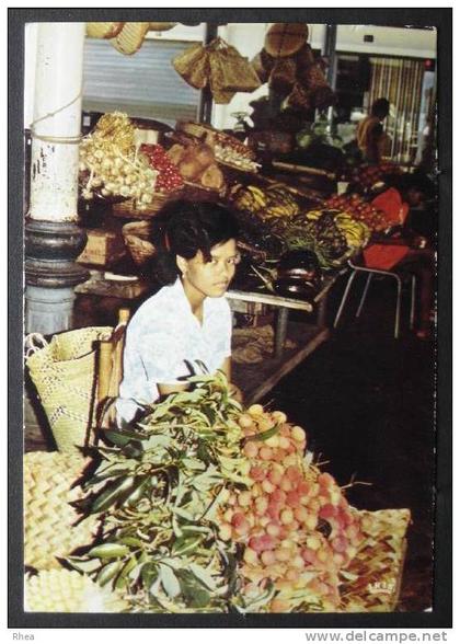 974 Ile de la Réunion fruit marchande letchi    D974D  RH025536