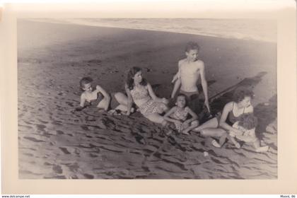 974 ILE DE La REUNION - photographie - FAMILLE CREOLE A LA PLAGE EN MAILLOT DE BAIN