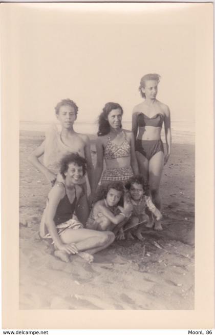 974 ILE DE La REUNION - photographie - FAMILLE CREOLE A LA PLAGE EN MAILLOT DE BAIN