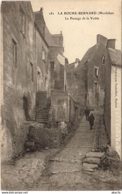 CPA La ROCHE-BERNARD - La Passage de la Voute (33037)