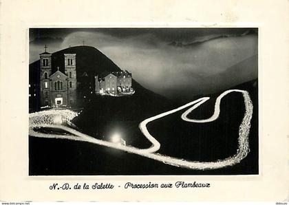 38 - La Salette - Pèlerinage de Notre Dame de La Salette - La Procession aux Flambeaux - Carte dentelée - CPSM grand for