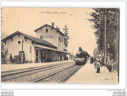 CPA 38 La Tour du Pin la gare et le train
