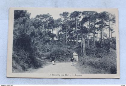AB773/3, Cpa 1933, La Tranche sur mer, la fontaine, Vendée 85