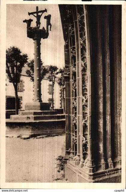 CPA Lampaul (Finistere) Details du Porche et Calvaire