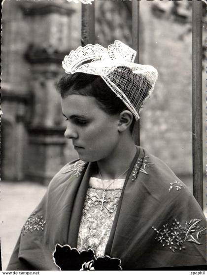 CPSM La Bretagne sites et costumes de Landivisiau et sa region Finistere Chorale Bretonne de Landivi