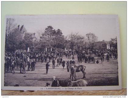 LANDIVISIAU (FINISTERE) L´AGRICULTURE. LES MARCHES AUX CHEVAUX. LE CHAMP DE FOIRE.