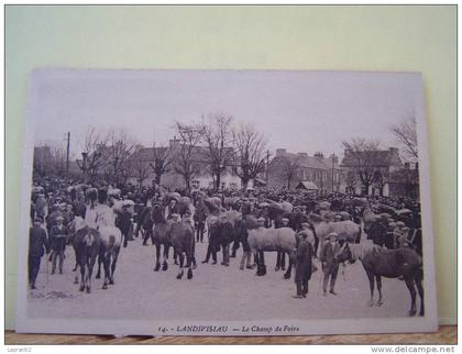 LANDIVISIAU (FINISTERE) L´AGRICULTURE. LES MARCHES AUX CHEVAUX. LE CHAMP DE FOIRE.