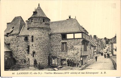 CPA Lannion Vieilles Maisons et rue Kerampont