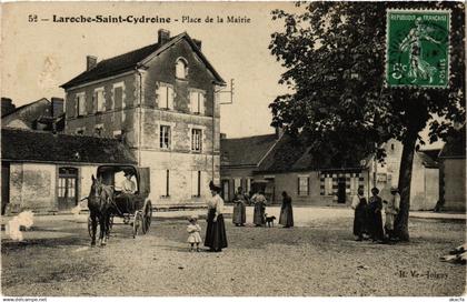 CPA LAROCHE-St-CYDROINE - Place de la Mairie (357741)