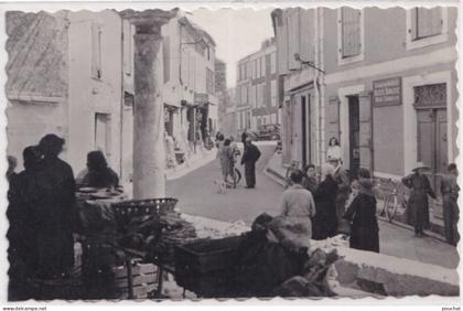 47) LAROQUE - TIMBAULT  - RUE DE LA HALLE - ANIMATION - HABITANTS - MARCHE - ETALS - ( 2 SCANS )