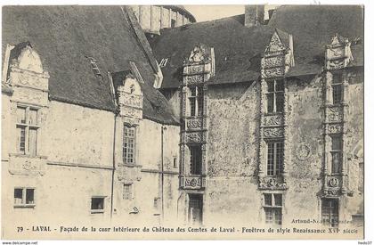 Laval - Façade de la cour intérieure du Château des Comtes de Laval - Fenêtres de style Renaissance XVIe siècle