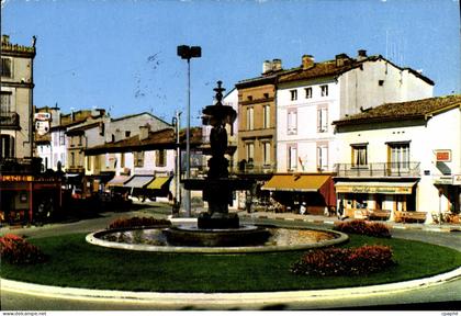 CPSM Lavaur La Fontaine Des Trois Graces Aglaée Thalie Euphrosine