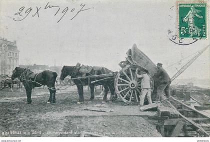 PARIS   ( berges de la seine  )  DECHARGEMENT