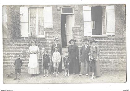 LE CROTOY (80) carte photo groupe de personnages devant une habitation gros plan