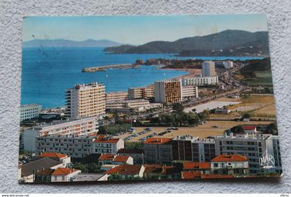 Cpm 1972, le Lavandou, vue générale, au fond le port de Bormes les Mimosas, Var 83
