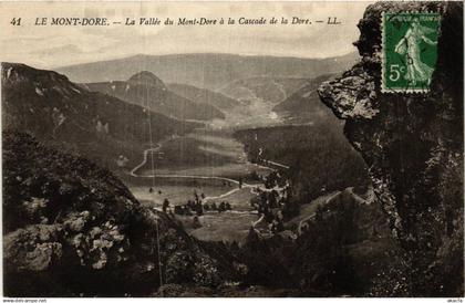 CPA Le MONT-DORE La Vallée du MONT-DORE a la Cascade de la Dore (721114)