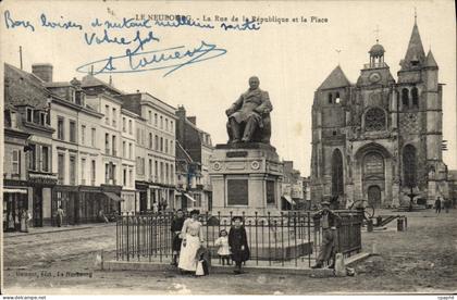 CPA Le Neubourg La Rue De La Republique Et La Place
