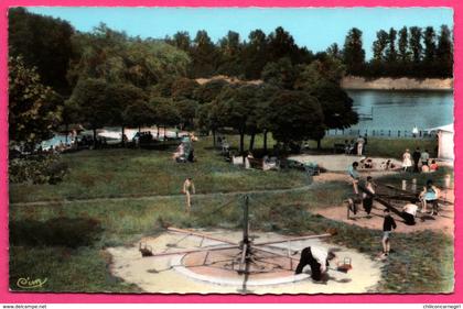 Cp Dentelée - Le Quesnoy - Les Jeux de la Plage - Balancelle - Tourniquet - Animée - CIM - Colorisée