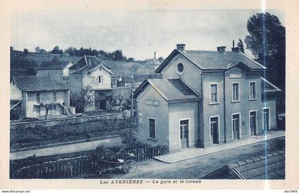 Les AVENIERES (Isère) - La gare et le coteau